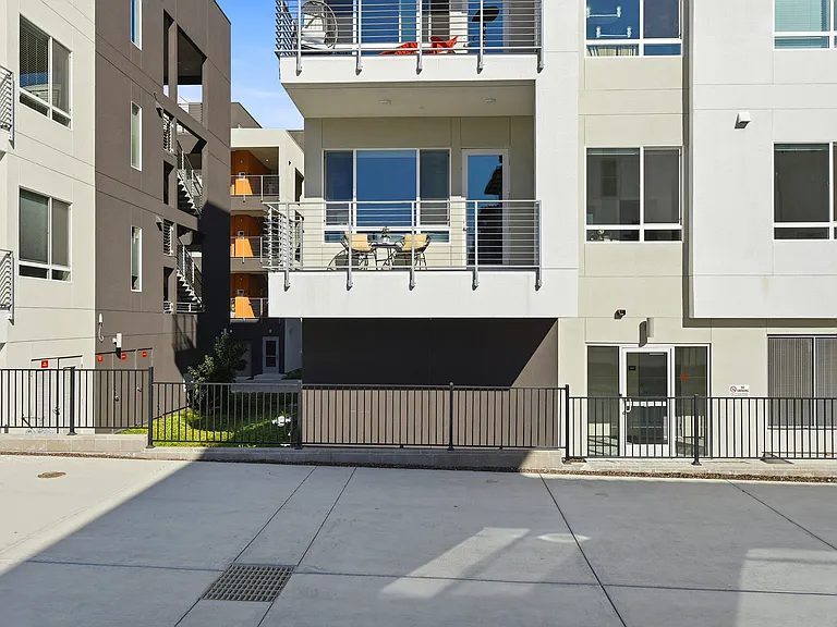 3027 Manuel St #4 — Photo 32
