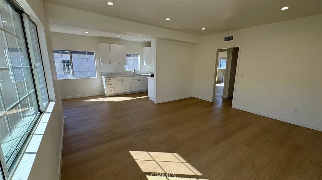 2 bed, 910 sqft, $3,300 — Photo 4