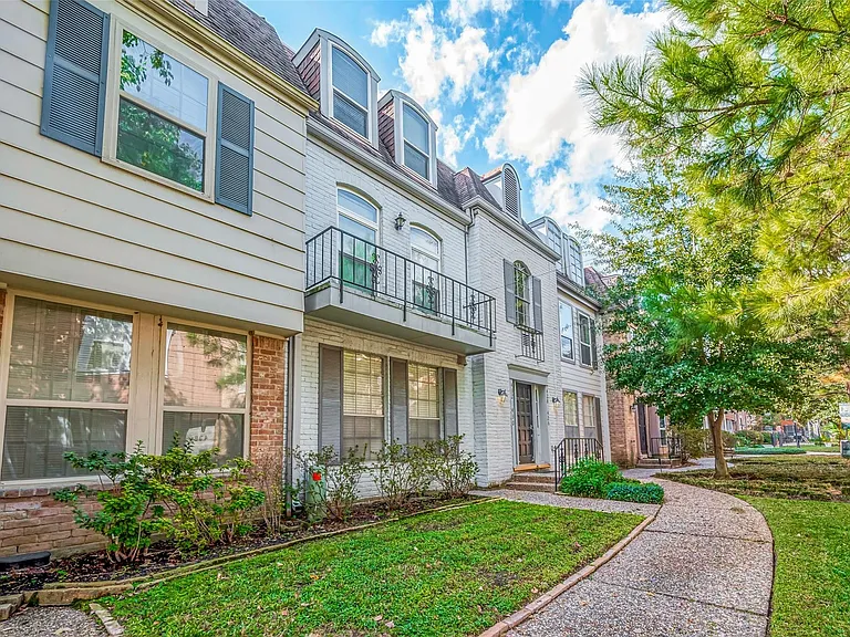 432 N Post Oak Ln — Photo 2