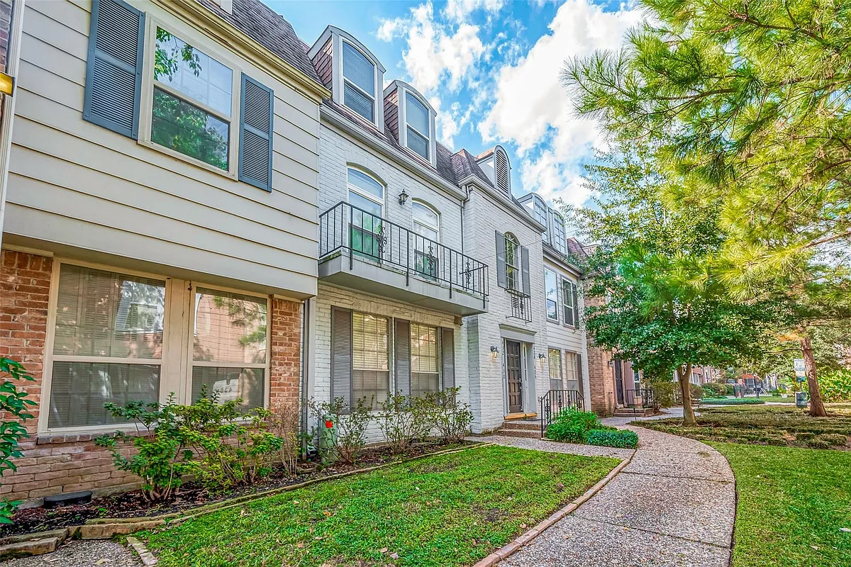 Building Photo - 432 N Post Oak Ln