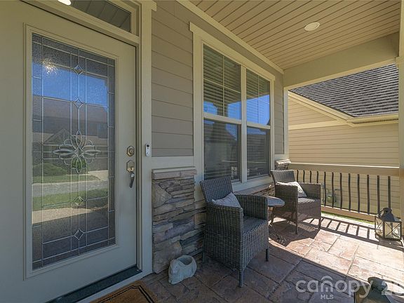 3rd image of 31 Burlington Ln