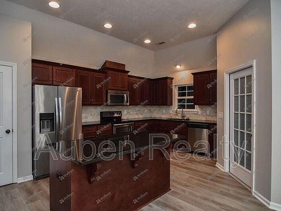 3rd image of 730 Oakwood Ct