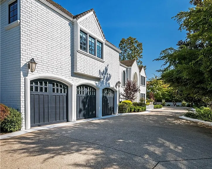 4550 Encino Ave — Photo 3