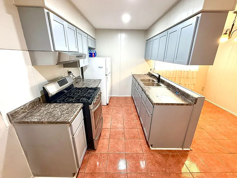 1820 W Southcross Blvd — Photo 12