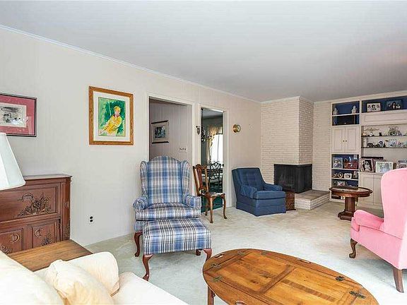 4th image of 15 Briarcliff Dr #A