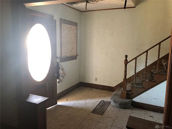 5th image of 829 Five Oaks Ave