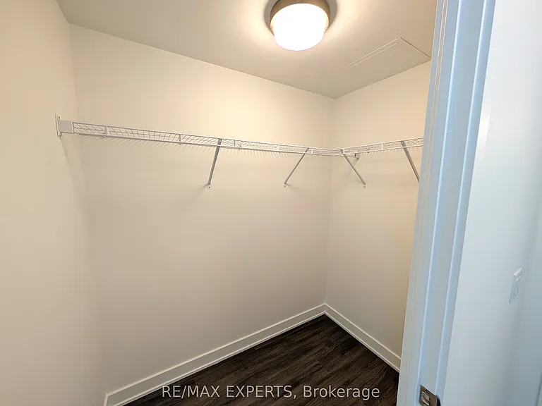 681 Yonge St #527 — Photo 16