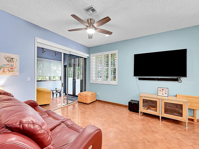 2922 Port Royale Ln S — Photo 9
