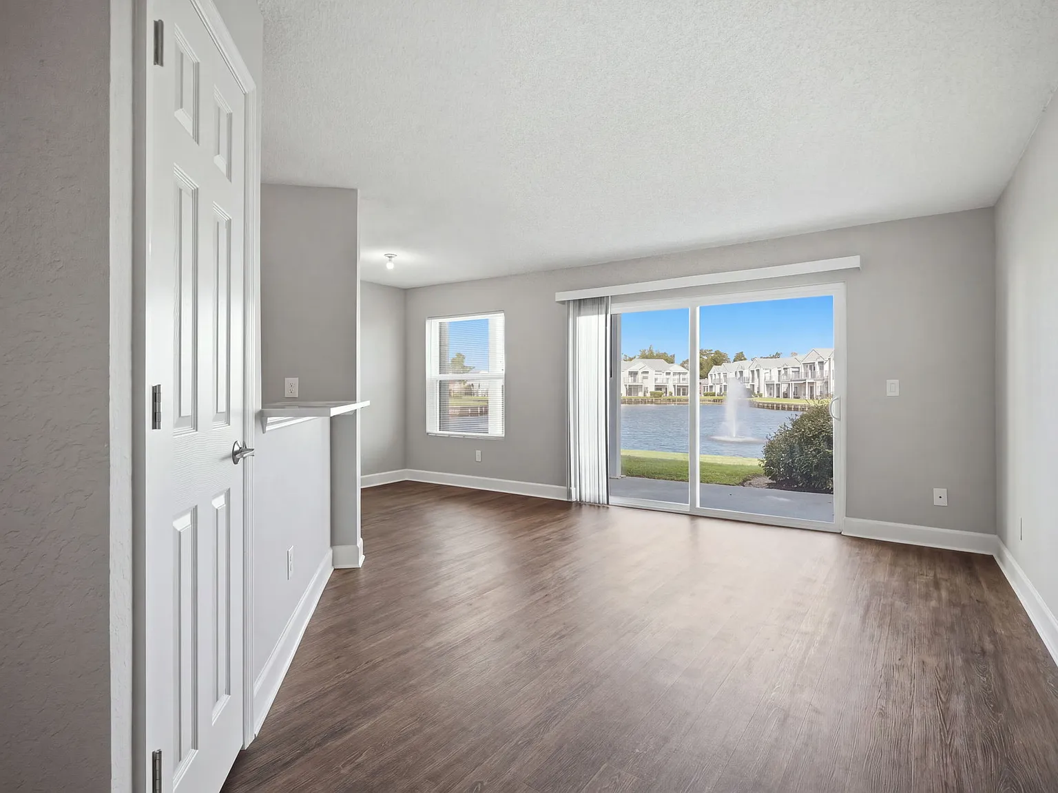 2 bed, 930 sqft, $1,600 — Photo 3