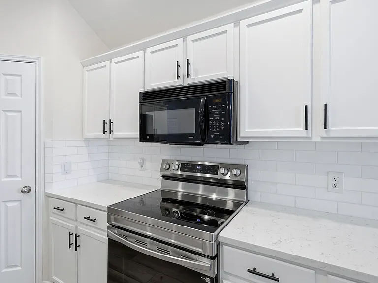 1002 Zachary Dr — Photo 17