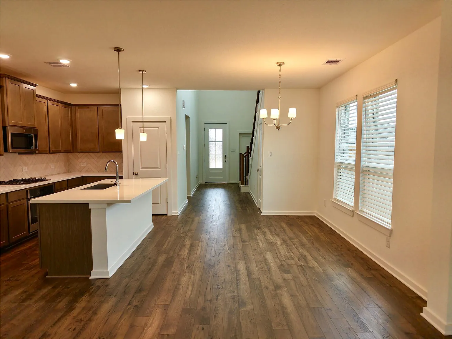 4 bed, 3.5 bath, 2164 sqft, $2,550 — Photo 4