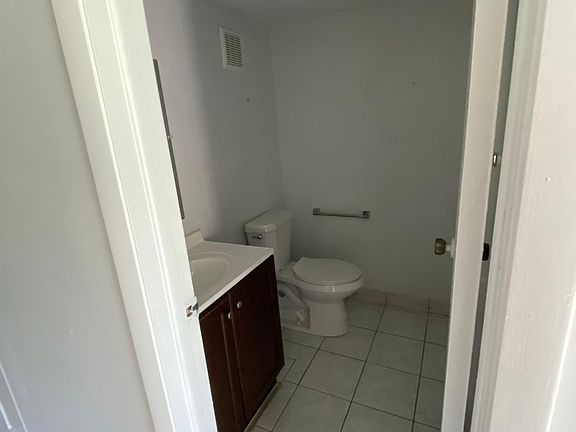 4th image of 593 N University Dr