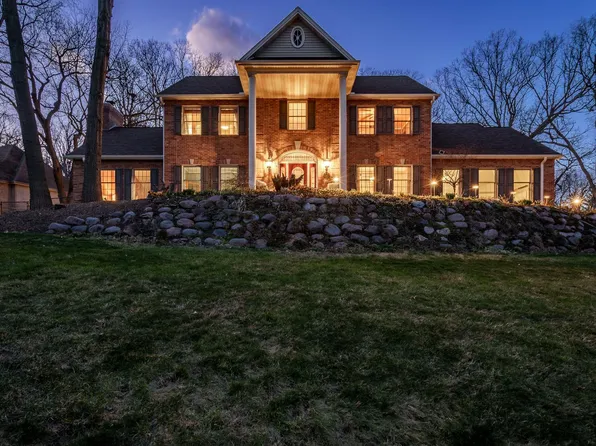 10038 Rellswood Dr, Belvidere, IL 61008