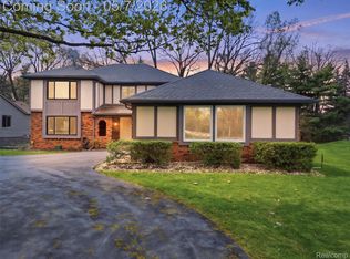 5800 Naneva Ct, West Bloomfield, MI 48322