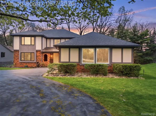 5800 Naneva Ct, West Bloomfield, MI 48322