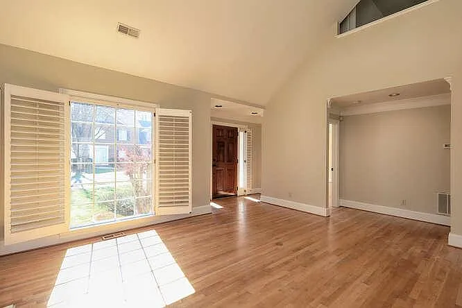 733 Queen Charlottes Court — Photo 2