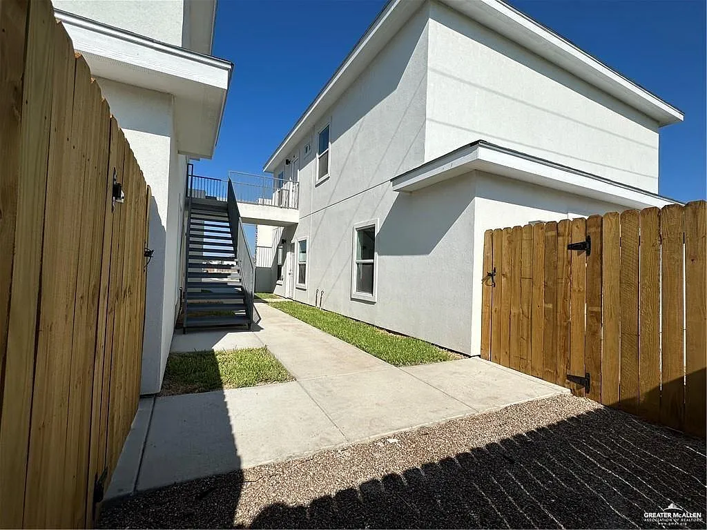 3 bed, 2.0 bath, 4212 sqft, $1,250 — Photo 4