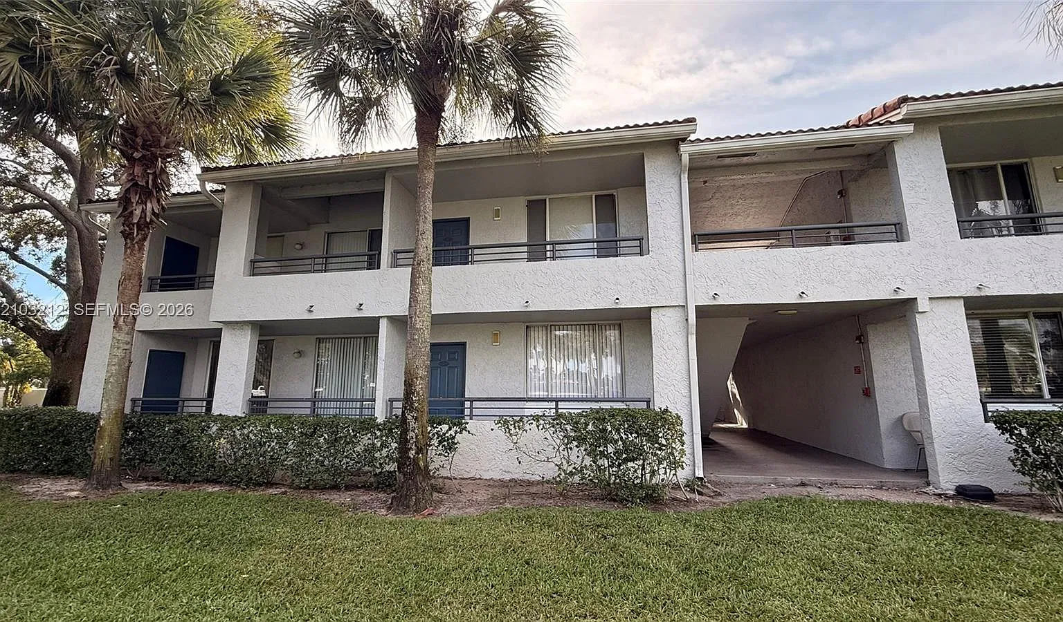 Coco Parc Condo — Photo 1