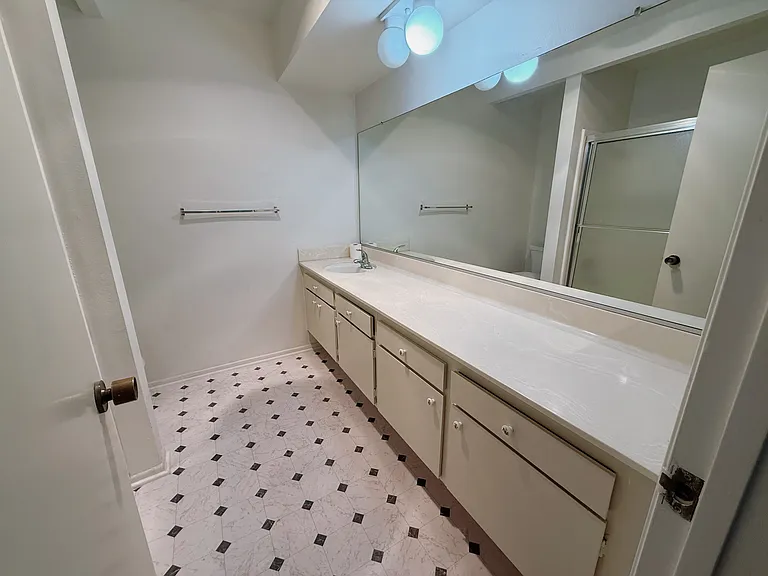475 W Walnut St — Photo 27