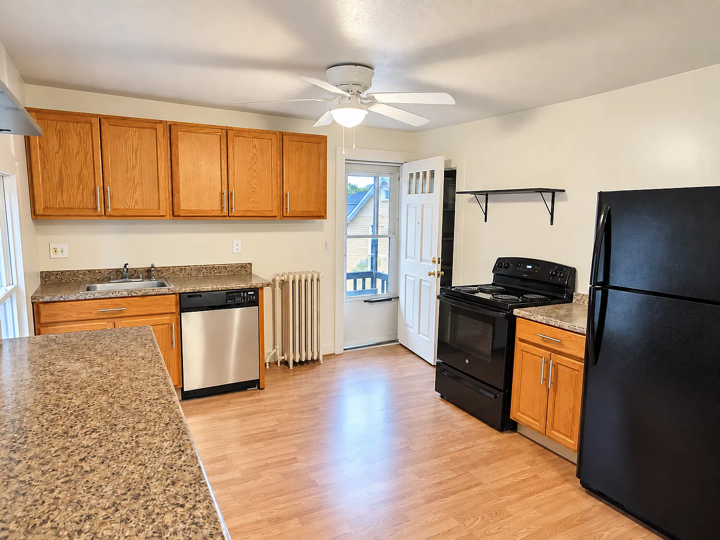 2 bed, 1100 sqft, $1,670 — Photo 3