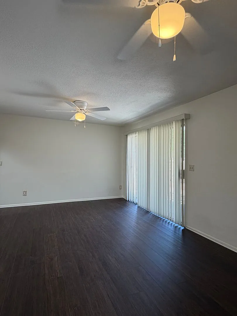 Stylishly Remodeled 2-Bedroom 2 Bath Townhome in Pueblo Villas — Photo 2