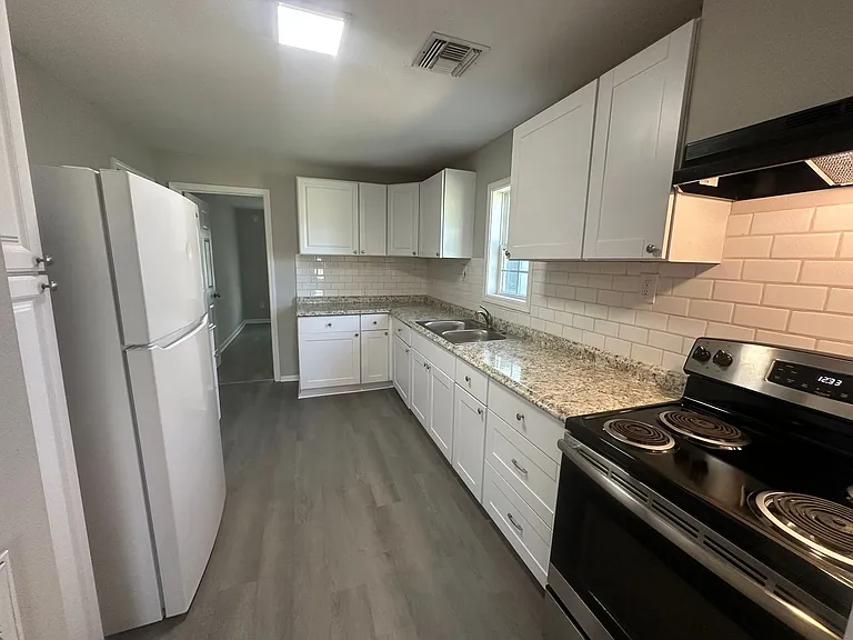 1018 Falls St — Photo 3