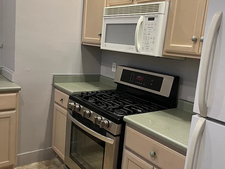 922 W Berry St — Photo 11