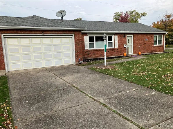 105 Campus Dr N, Buffalo, NY 14226