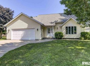 1009 Monroe St, Pawnee, IL 62558