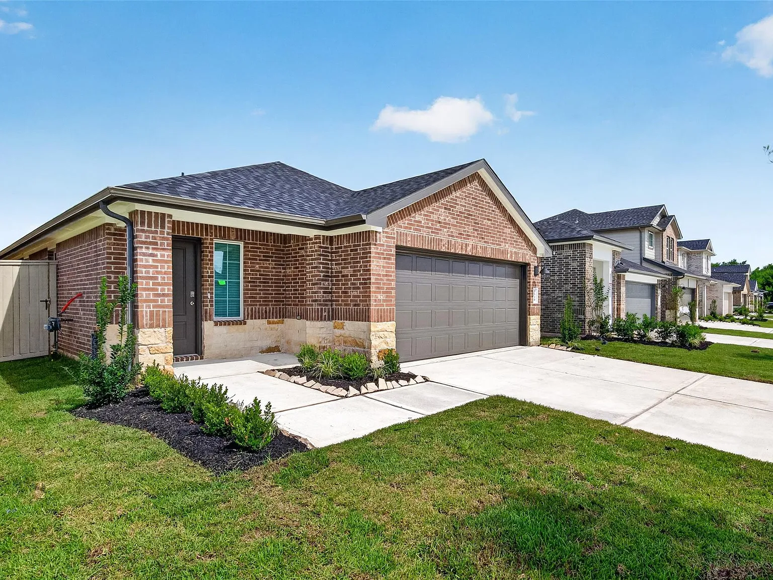 3 bed, 2.0 bath, 1396 sqft, $2,350 — Photo 3