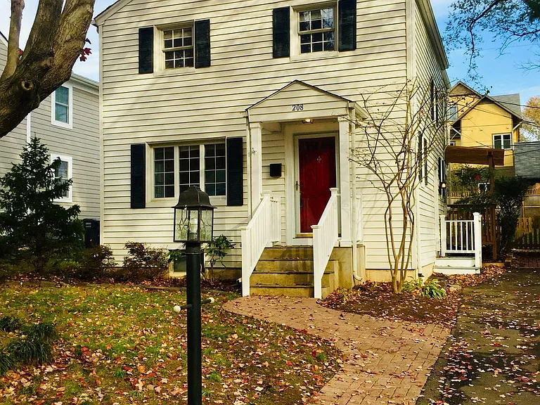 208 W George Mason Rd — Photo 1