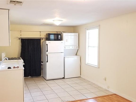 4th image of 117 Royal St #C