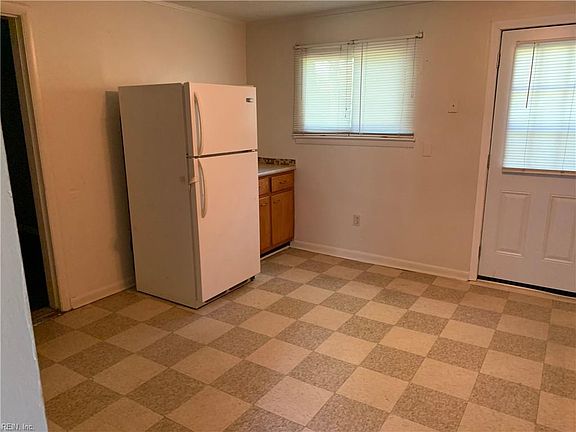 5th image of 221 Remus Ln