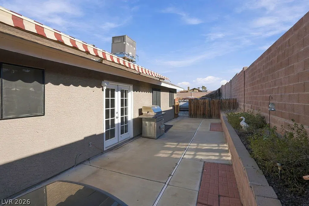3 bed, 2.0 bath, 1381 sqft, $2,250 — Photo 3