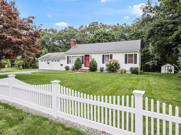 37 Pine Ridge Dr, Franklin, MA 02038