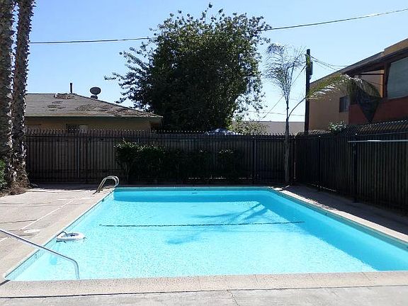 2nd image of 4366 Menlo Ave #2B-2Ba-950Sqft