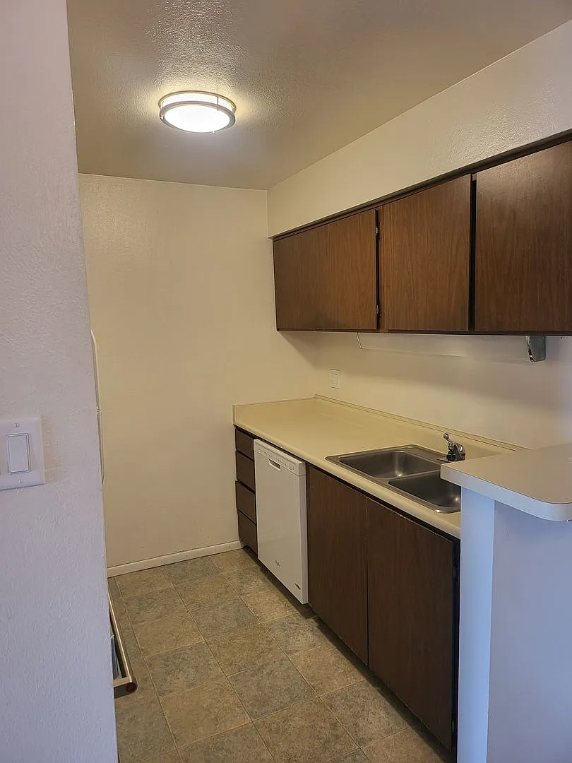 Ne Uptown Winrock Condo 2/Bd 2/Ba - Utilities Included — Photo 3