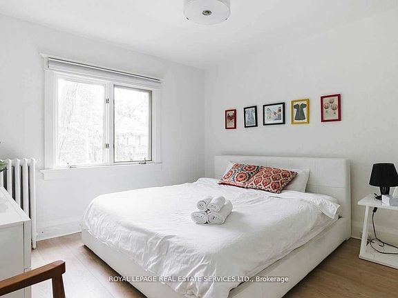 3rd image of 110 Manor Rd E