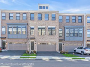 6 Augustus Dr, Middletown, NJ 07748