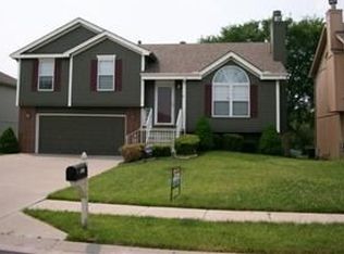 5227 NE 63rd St, Gladstone, MO 64119