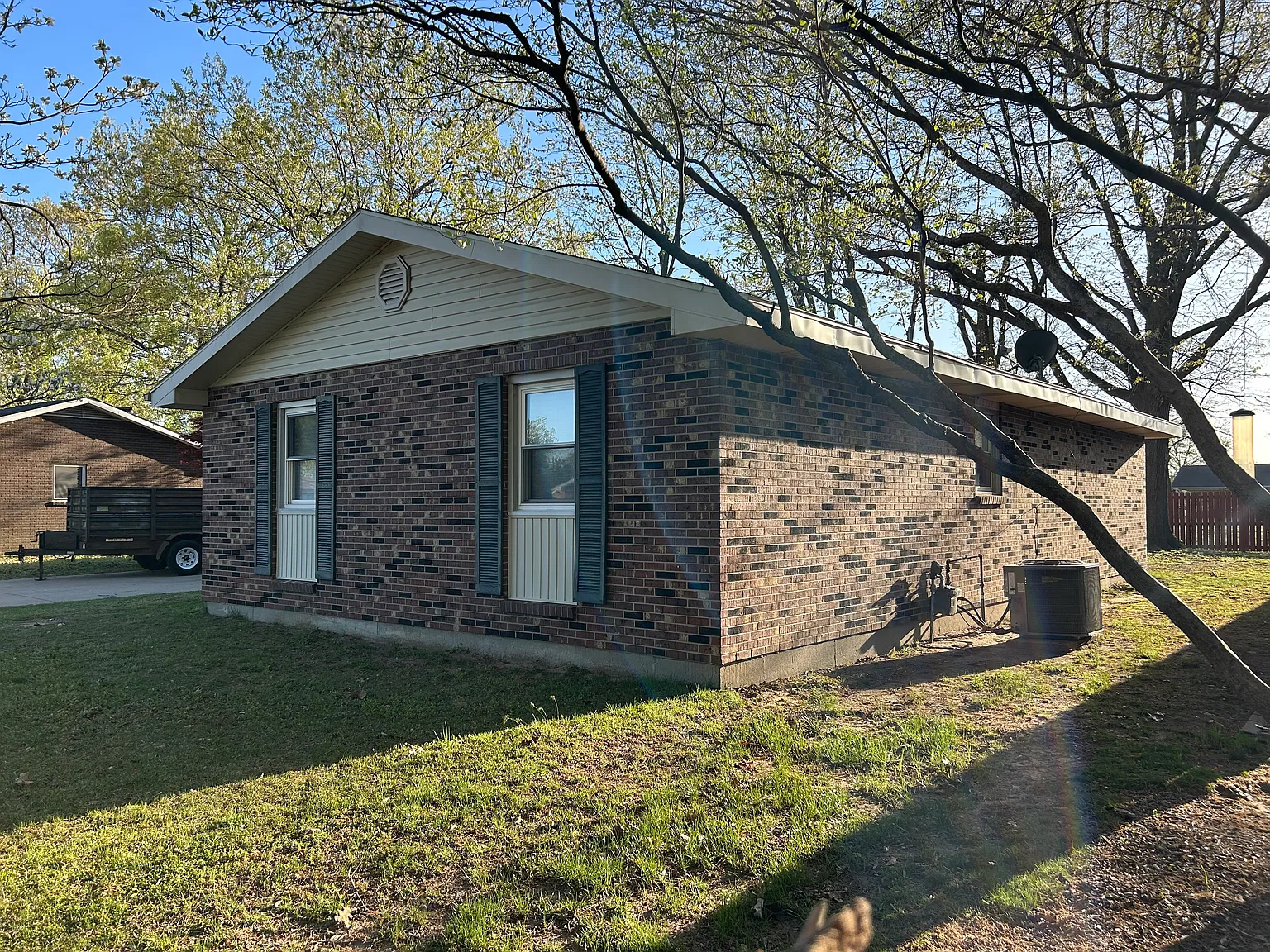 833 Stanford Dr — Photo 3