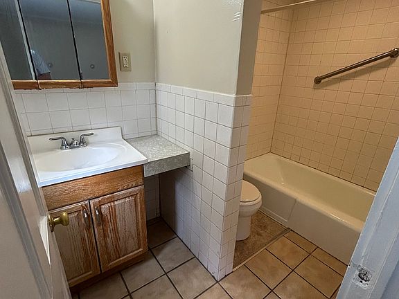 4th image of 156 Main St APT 2