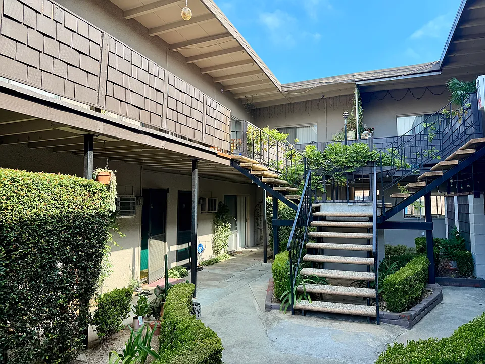 2 bed, 1.0 bath, 950 sqft, $2,420