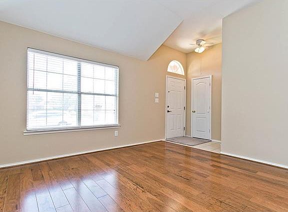 5th image of 302 Hampstead Dr