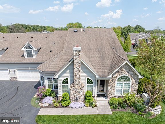 3rd image of 221 Willow Dr