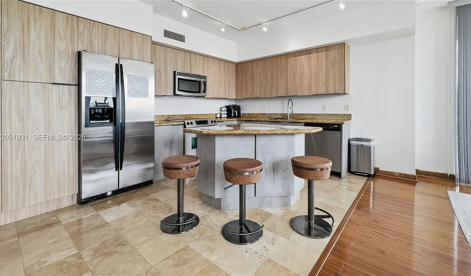 Duo Condominium East — Photo 4