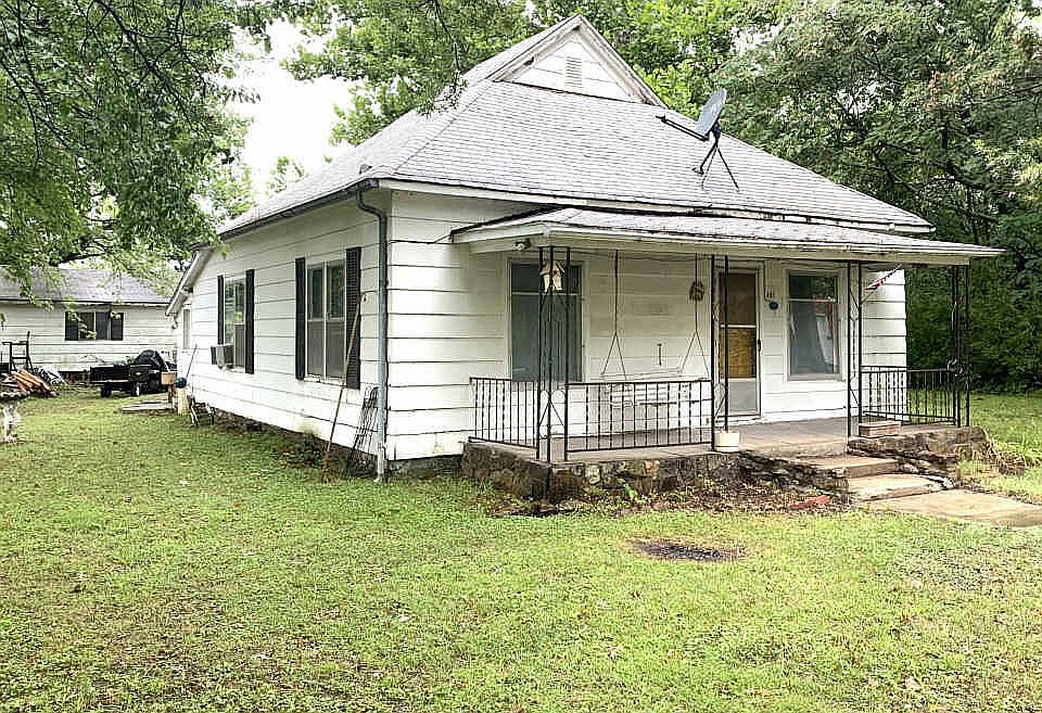 Front porch-side yard