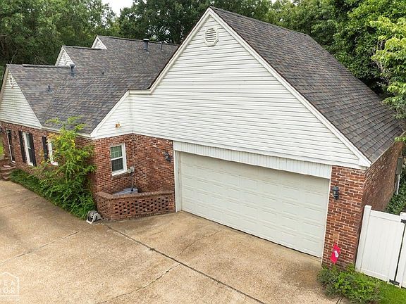 3rd image of 6 Dogwood Dr