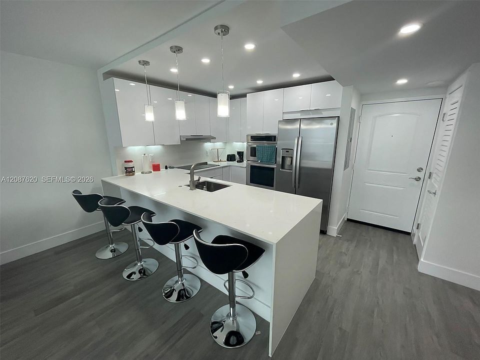 1st image of 100 Bayview Dr APT 1123