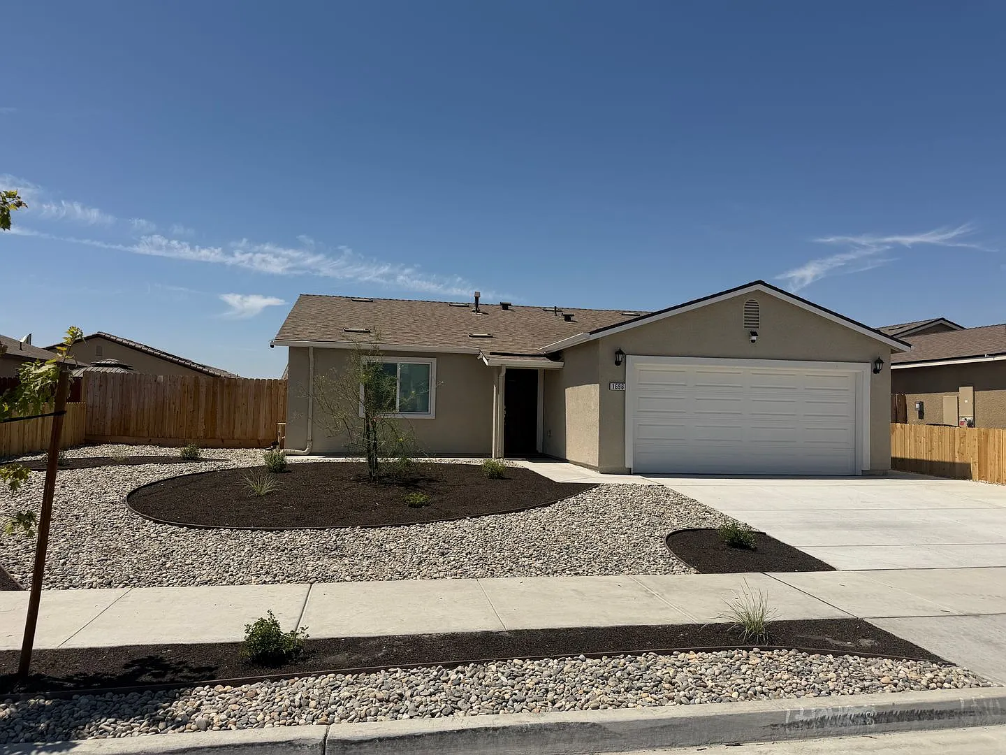 Beautiful Brand-New home for rent in Corcoran — Photo 1